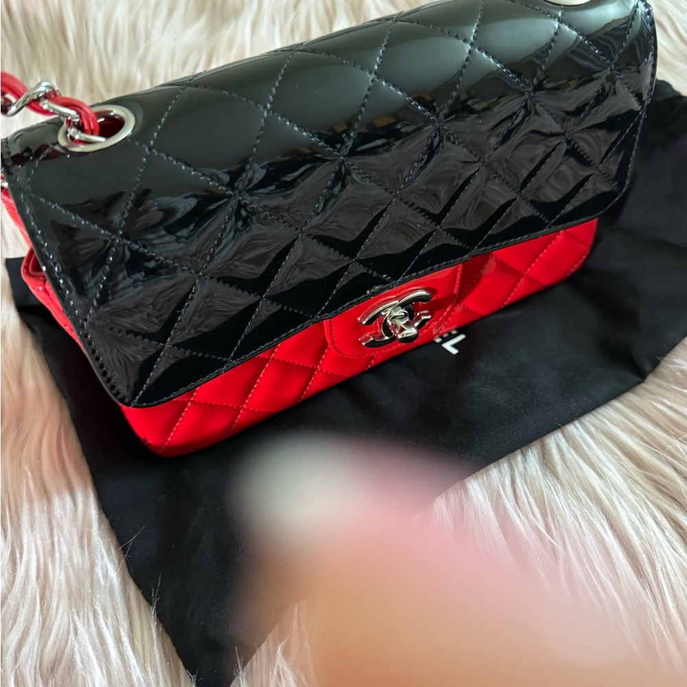 CHANEL Red and Black Patent Calfskin Quilted Mini Rectangular Flap bag - Picture 2 of 11